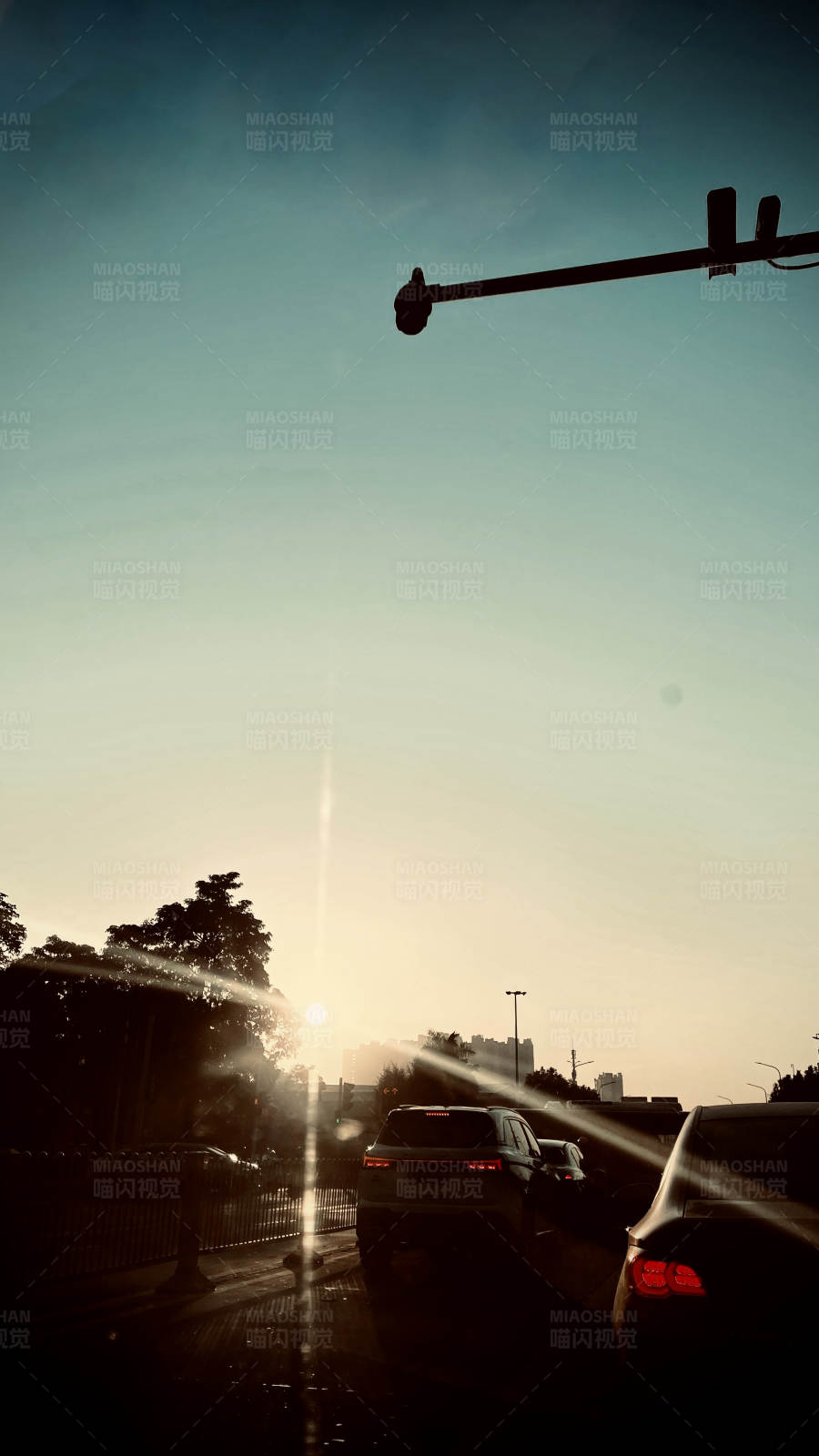 夕阳下的城市交通图片