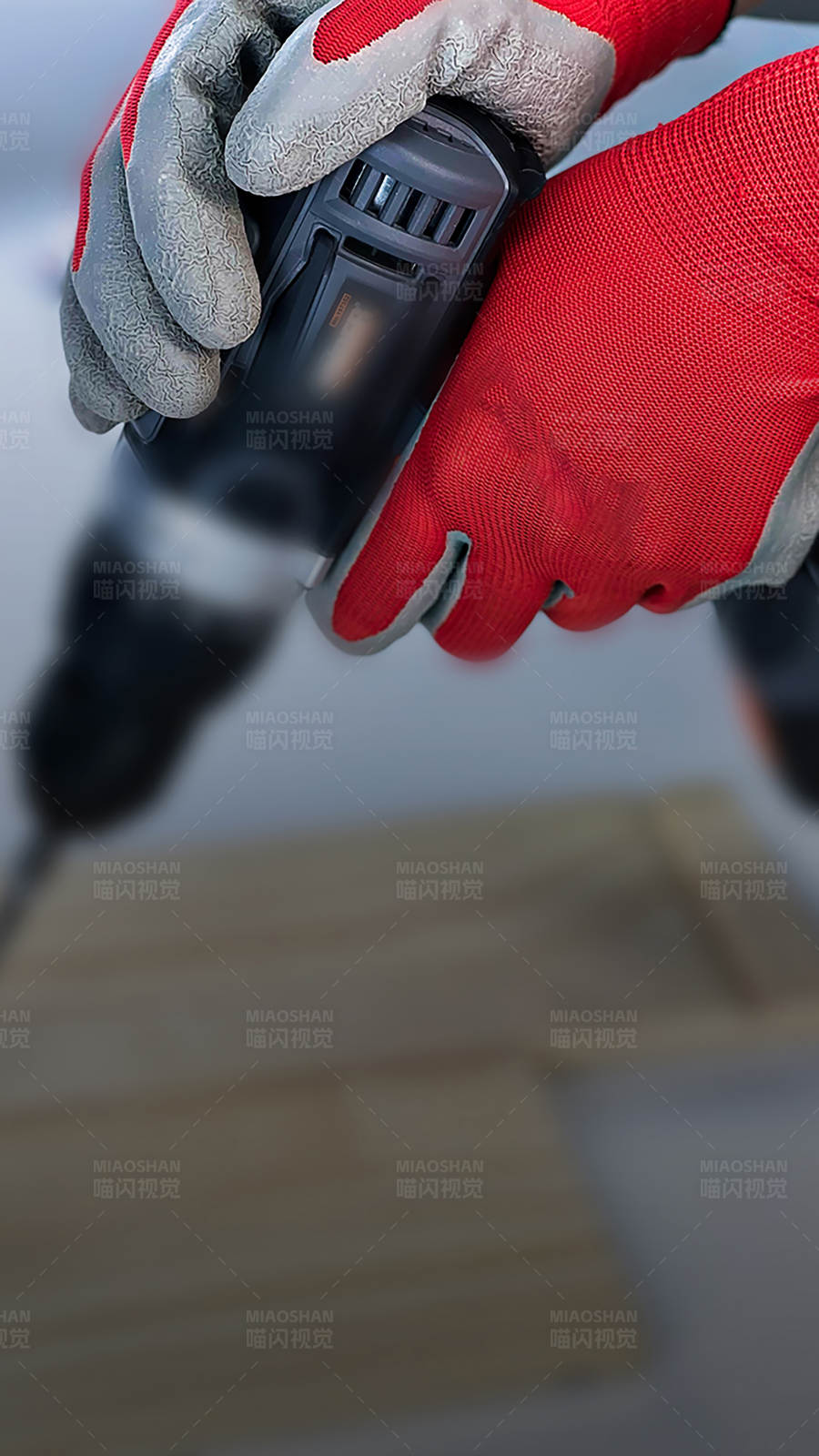 戴手套的手持电动工具图片