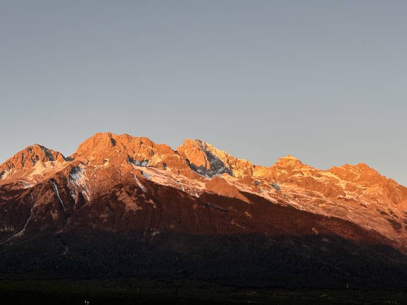 日落时分的雪山美景图片