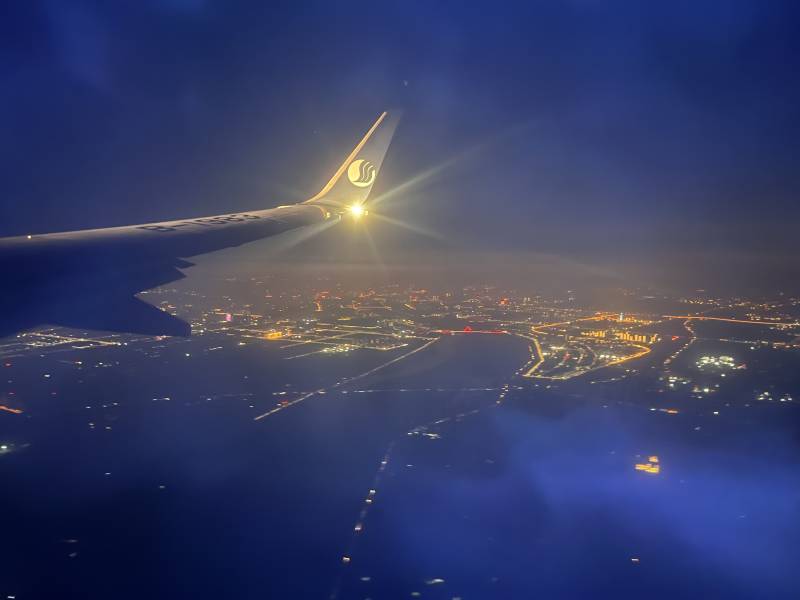 夜空下的城市灯火辉煌图片