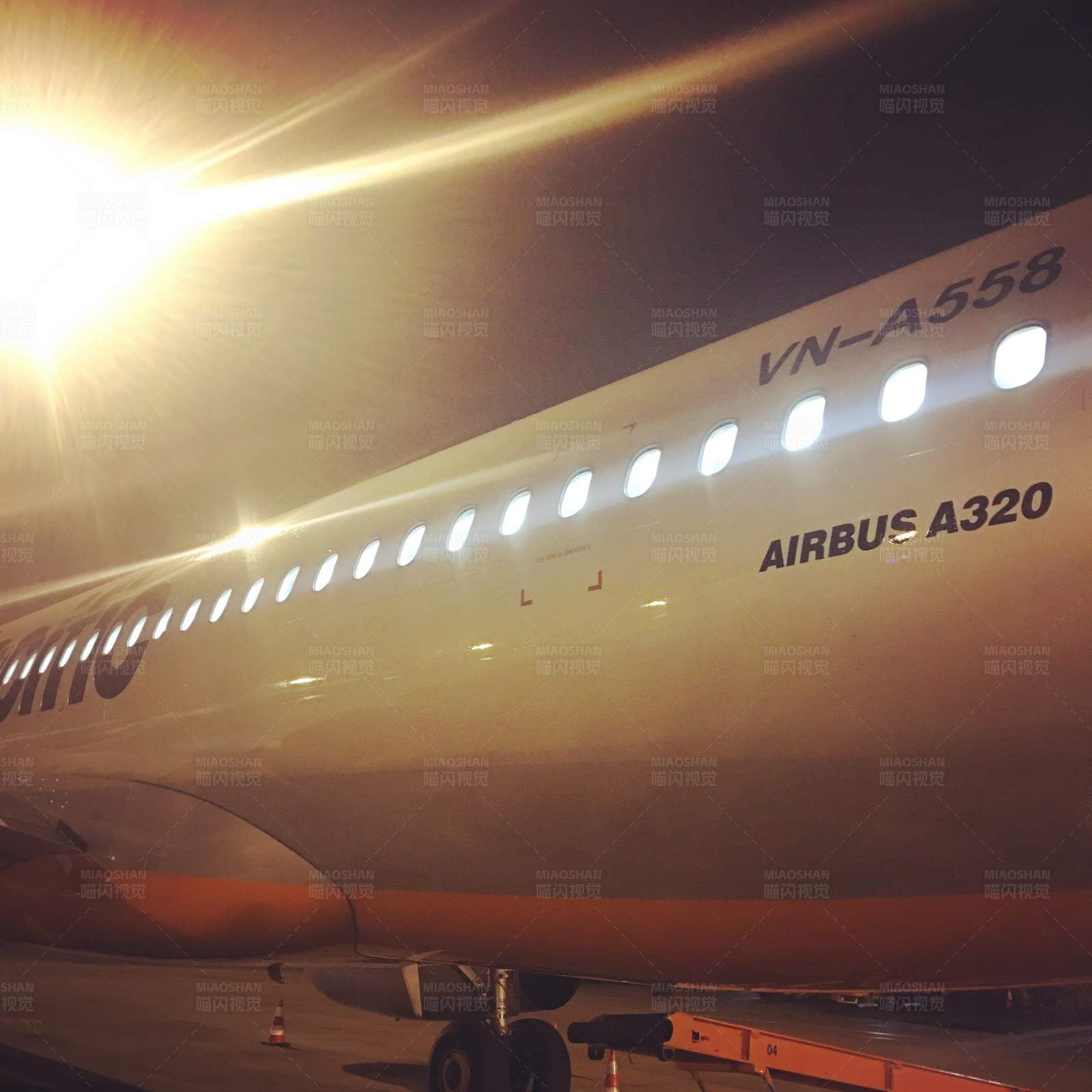 夜航的飞机图片