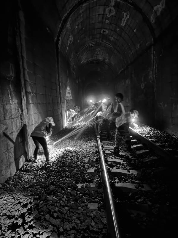 隧道里的光与影 工人在行动图片