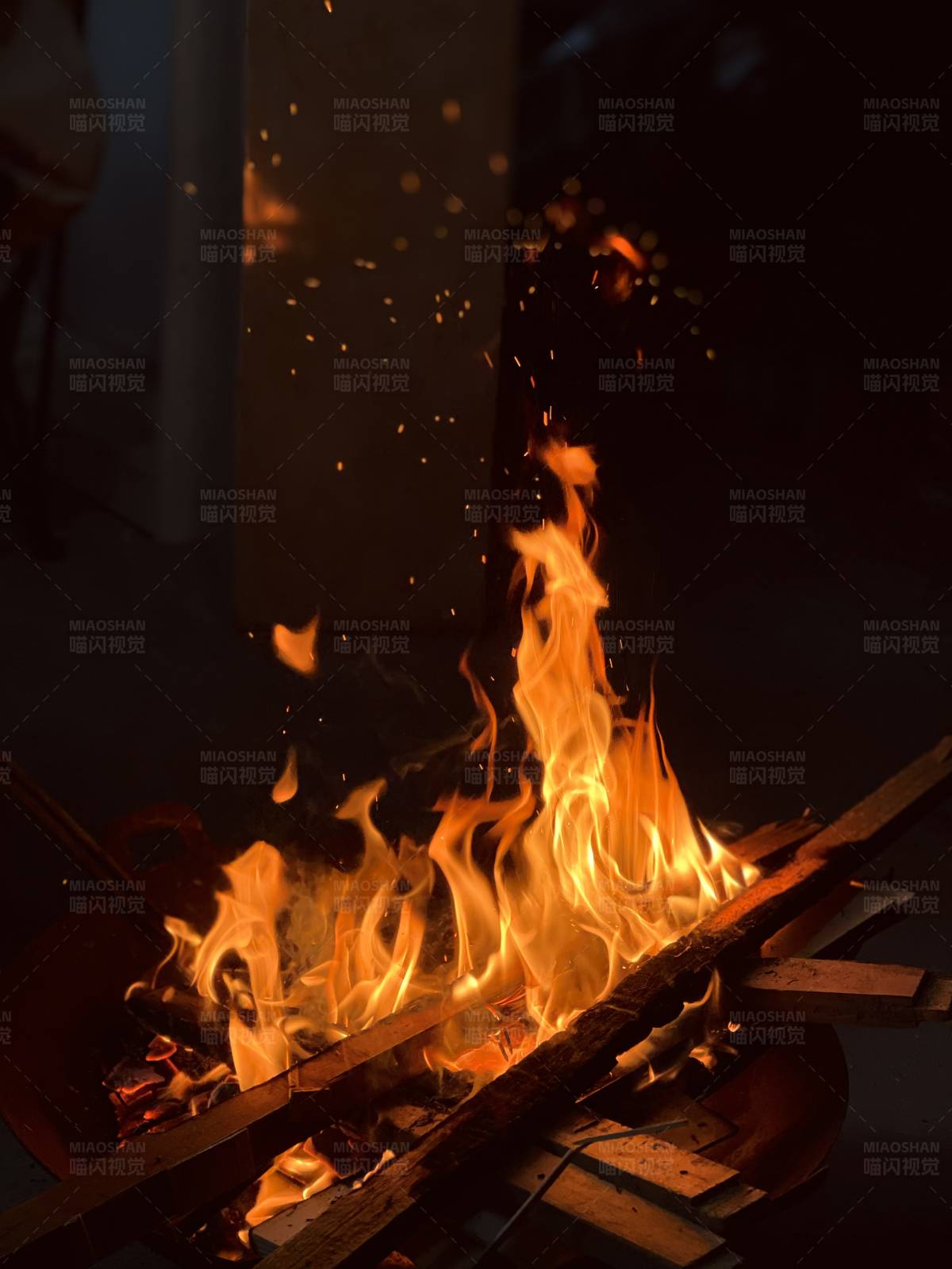 夜幕下的篝火晚会图片