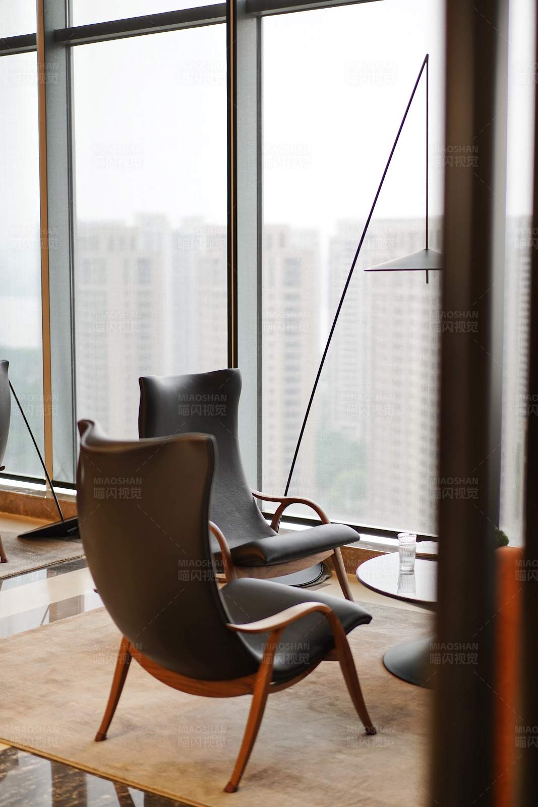 现代都市中的宁静角落图片