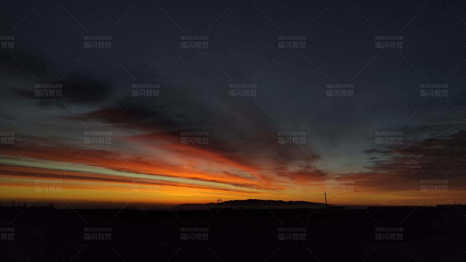 黄昏的天空与剪影图片