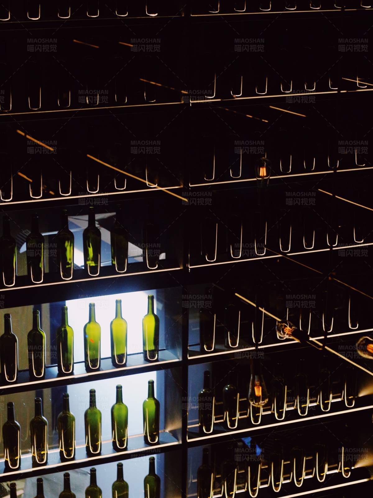 暗夜中的酒瓶墙图片