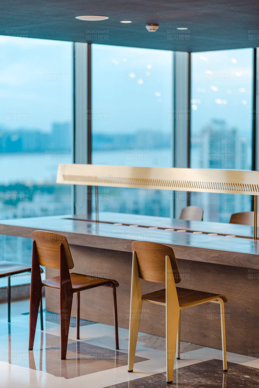 现代简约风格的餐厅设计图片