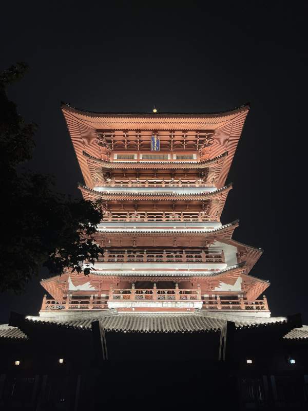 夜幕下的古塔图片