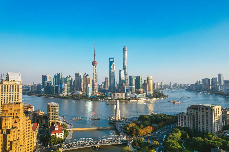 上海黄浦江畔的天际线图片