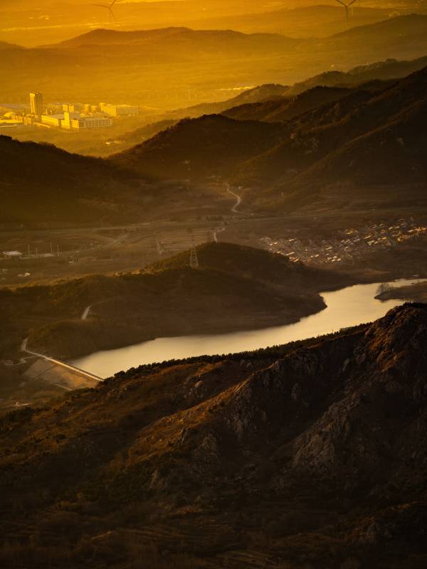 金色夕阳下的山河美景图片