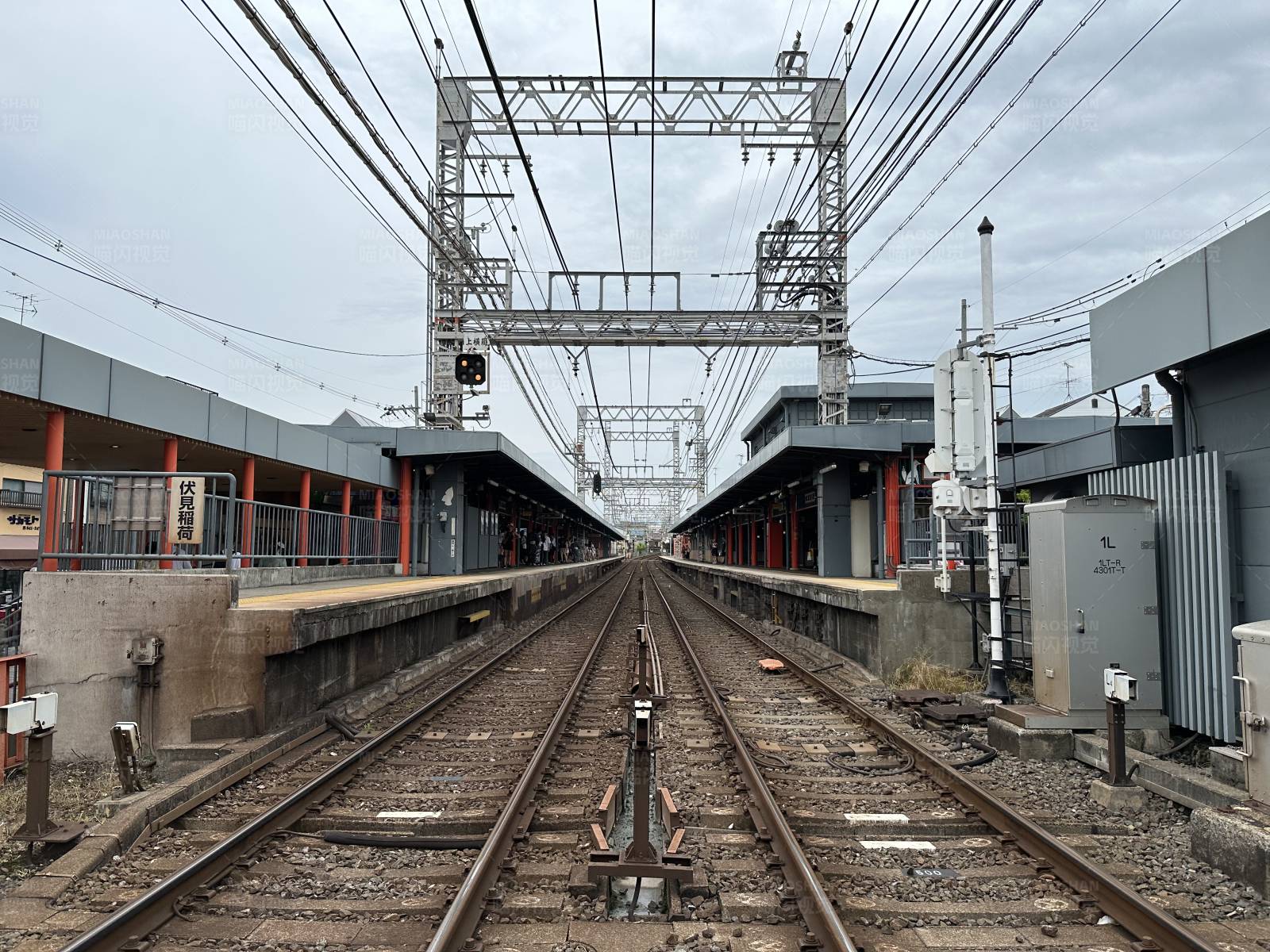 火车站的铁轨和电线杆图片