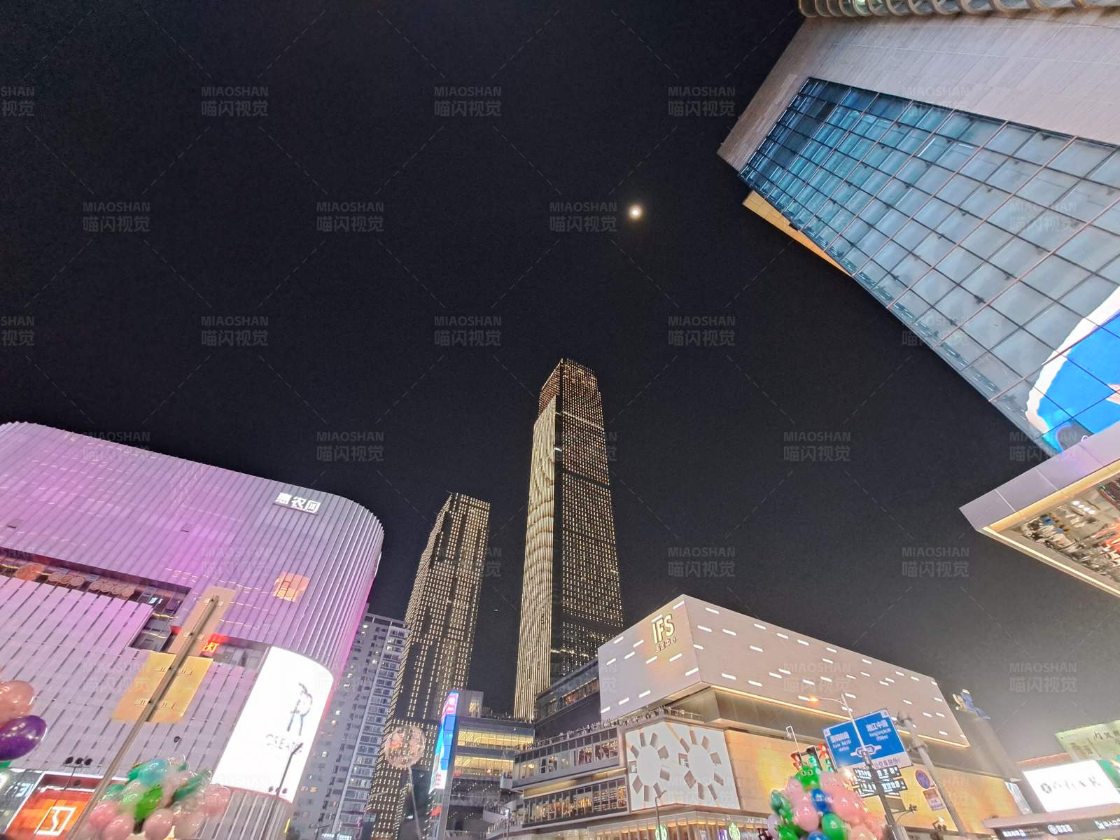 夜幕下的城市天际线图片