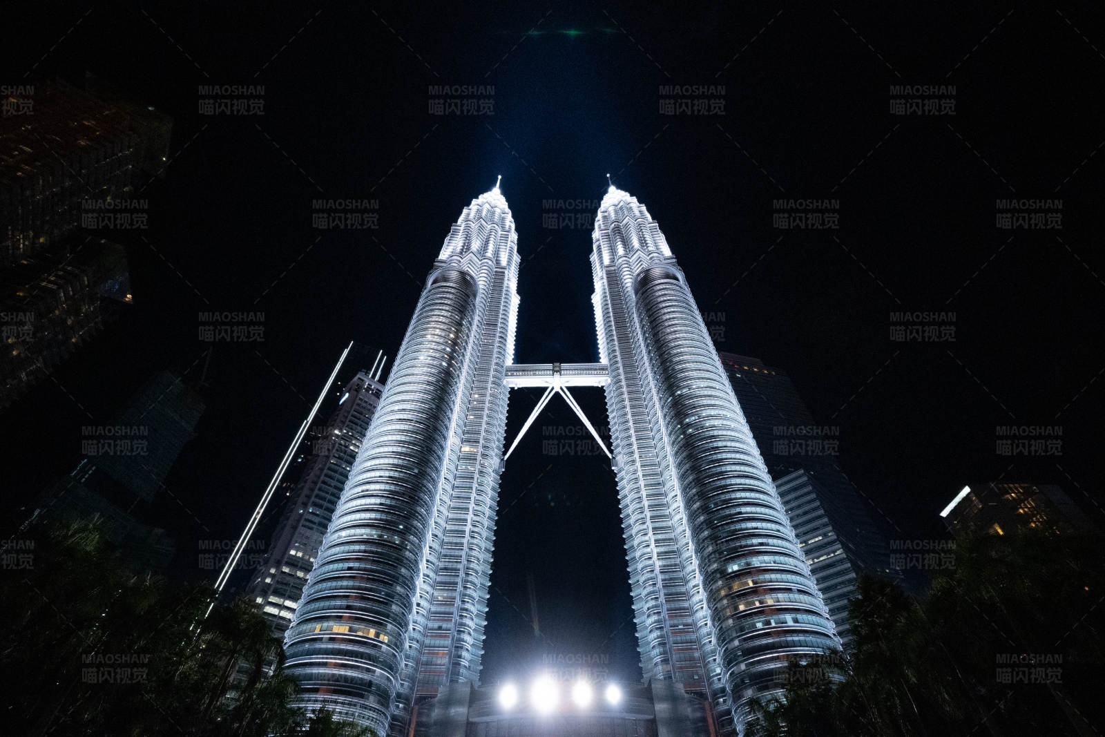 双子塔夜景图片