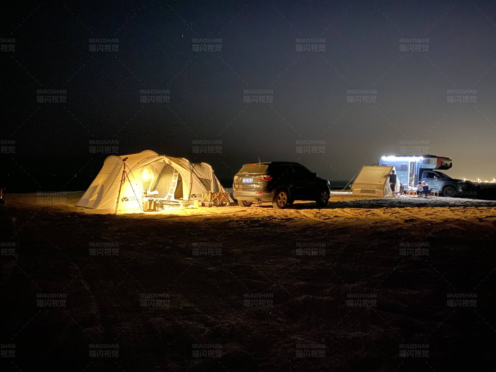 夜幕下的露营之旅图片