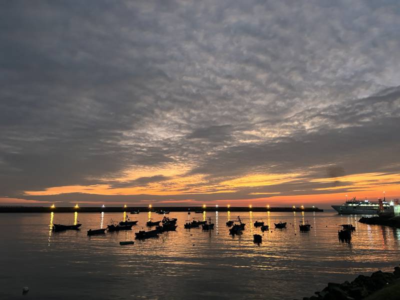 夕阳下的海港图片