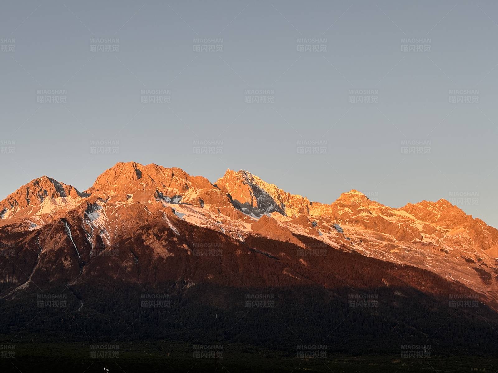 日落时分的雪山美景图片