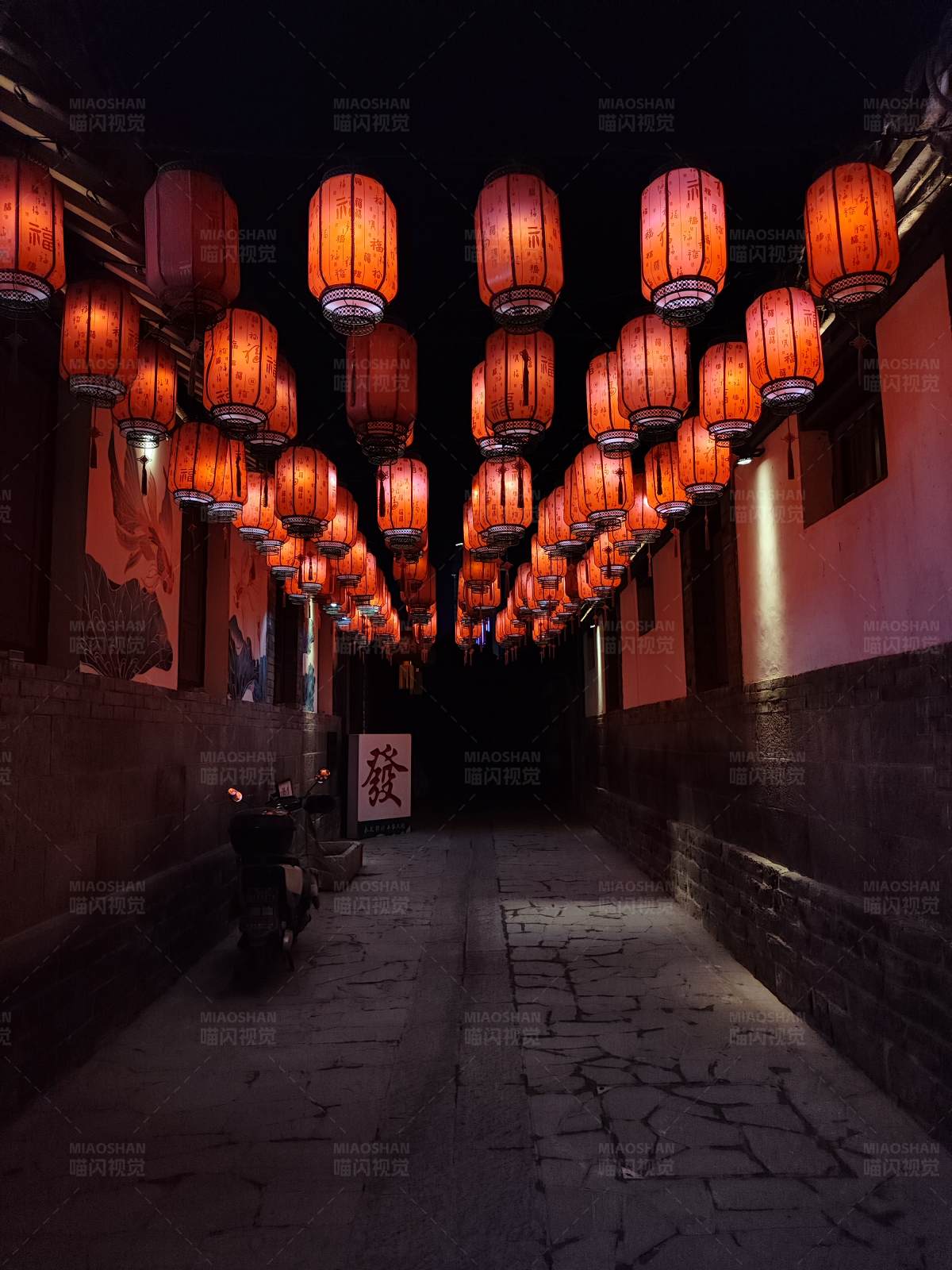 夜幕下的灯笼巷图片