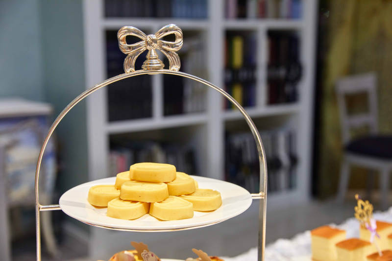 金色蝴蝶结装饰的甜点架图片