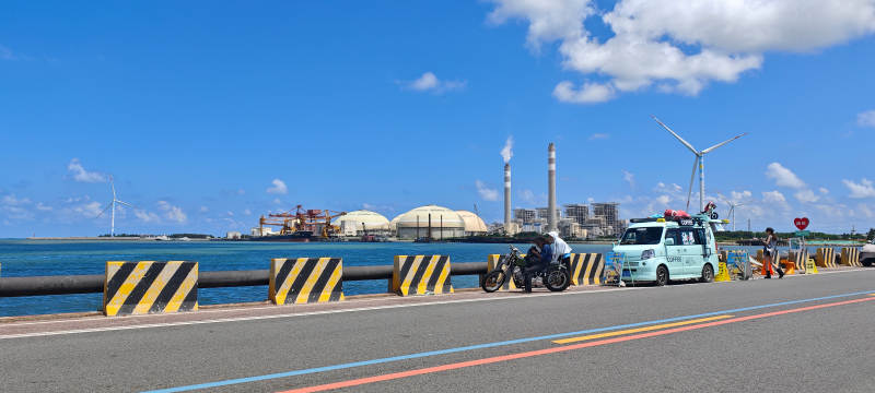 海边公路与工业景观图片