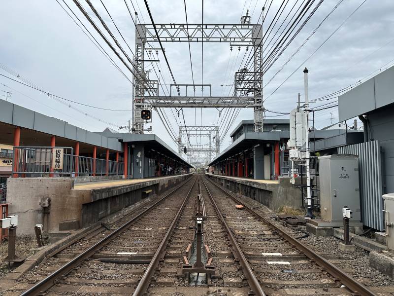 火车站的铁轨和电线杆图片