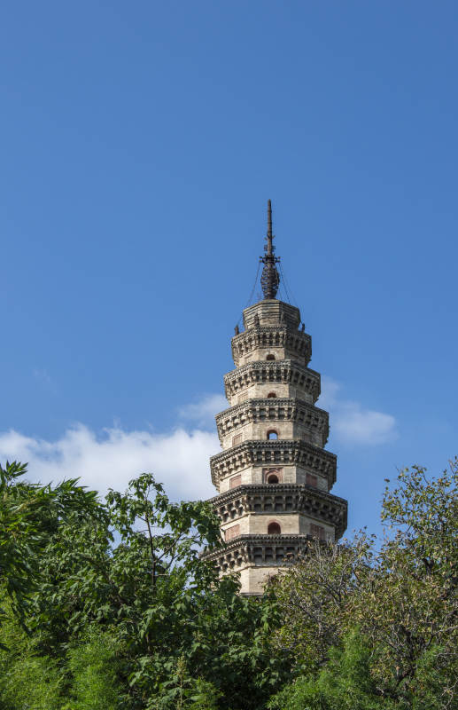 古塔耸立 蓝天白云图片