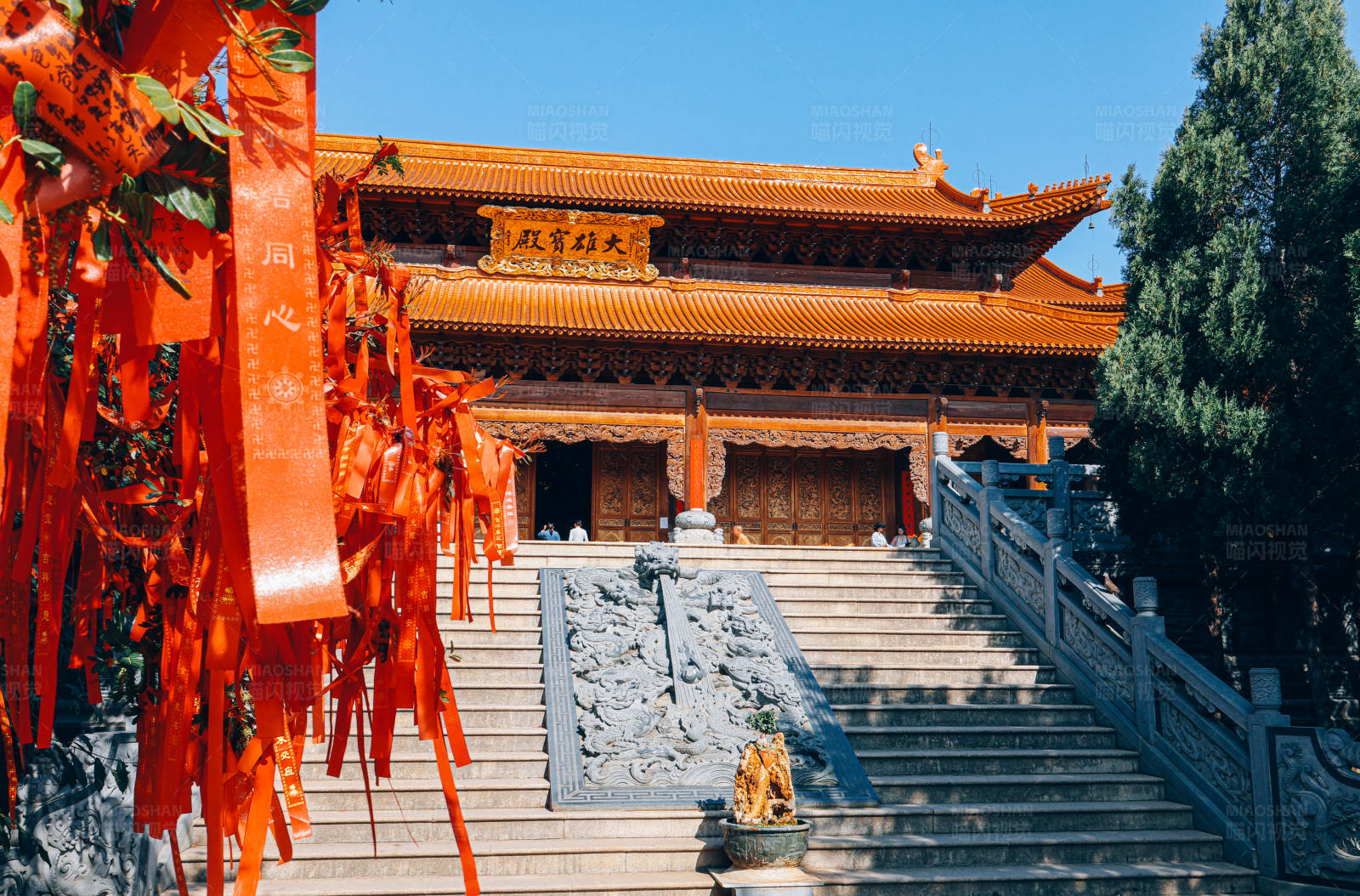 红绸飘扬的古建筑图片