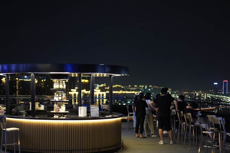 夜幕下的屋顶酒吧图片