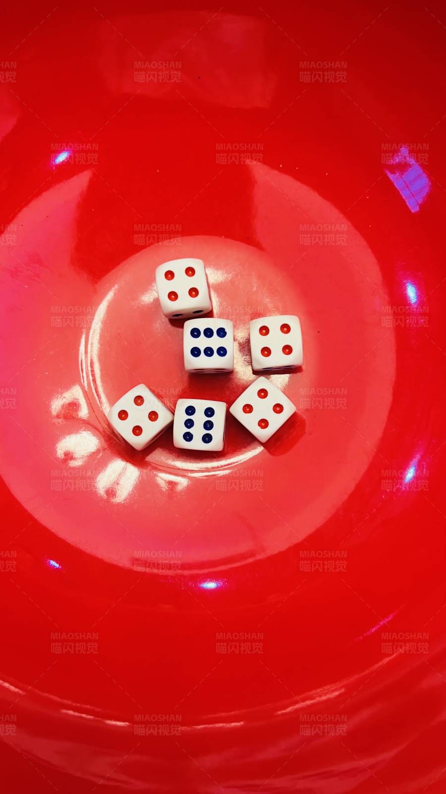 红色碗中的骰子游戏图片