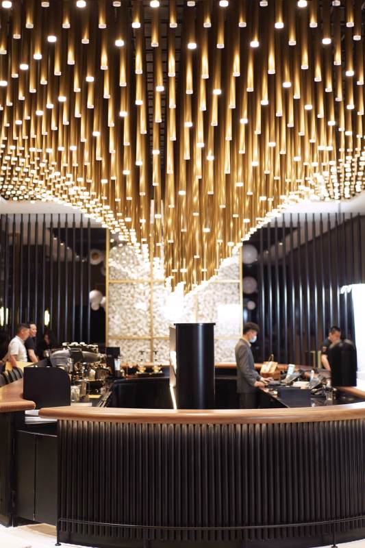 金色灯光下的现代咖啡馆图片