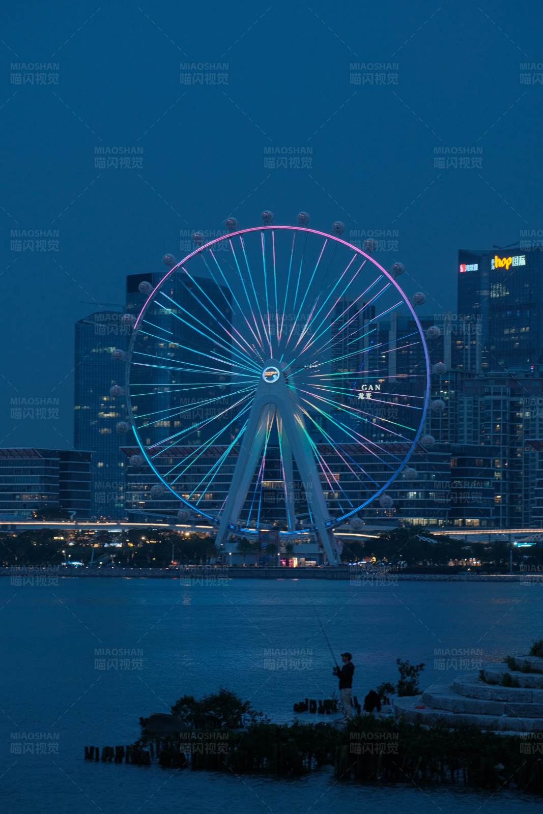 夜幕下的摩天轮图片