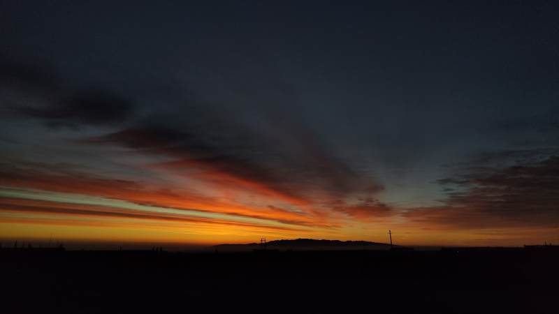 黄昏的天空与剪影图片