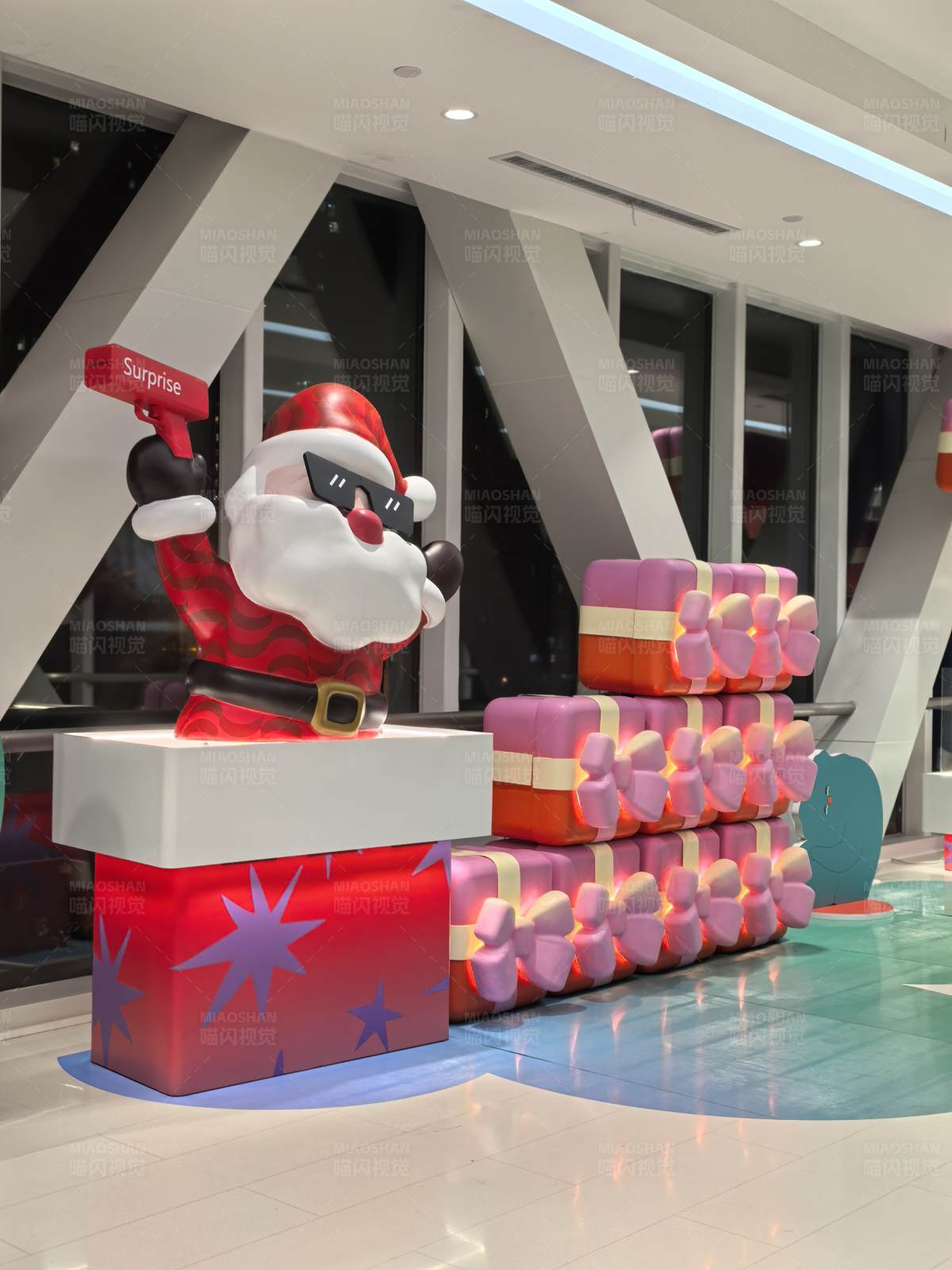 圣诞老人与礼物的惊喜图片