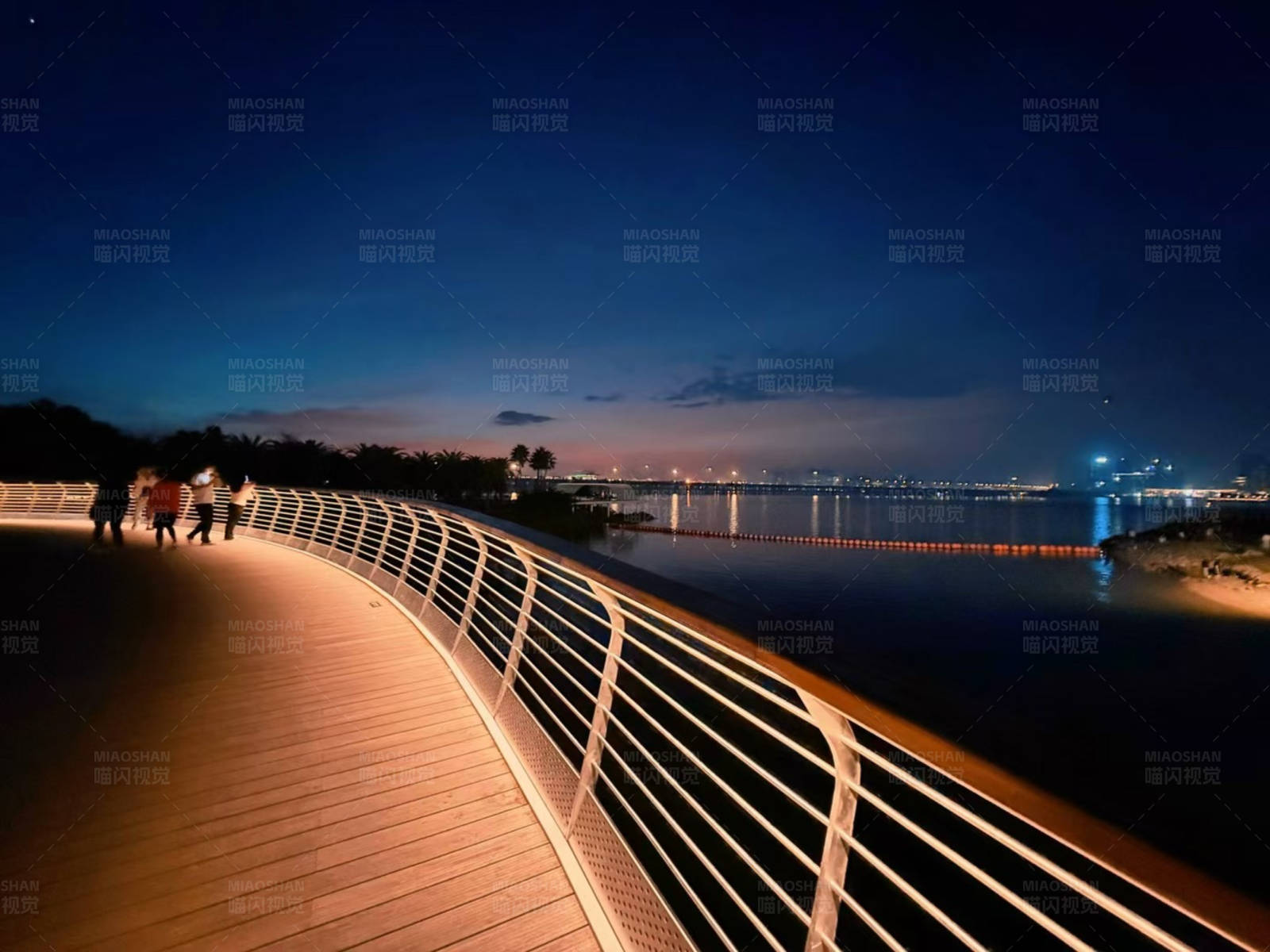 夜幕下的海滨步道图片