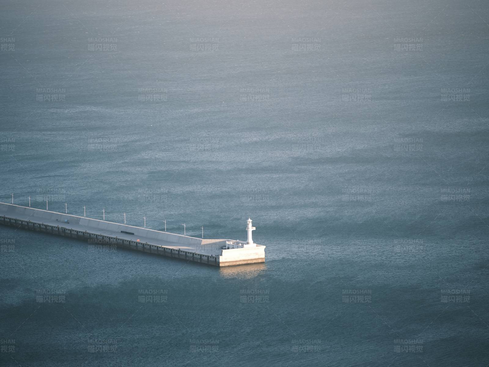 孤独的灯塔图片