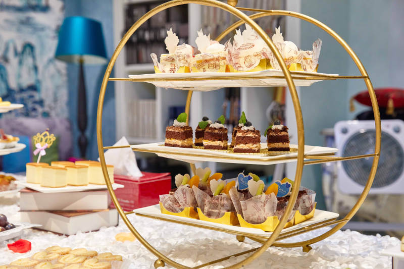 精致甜点展示台图片