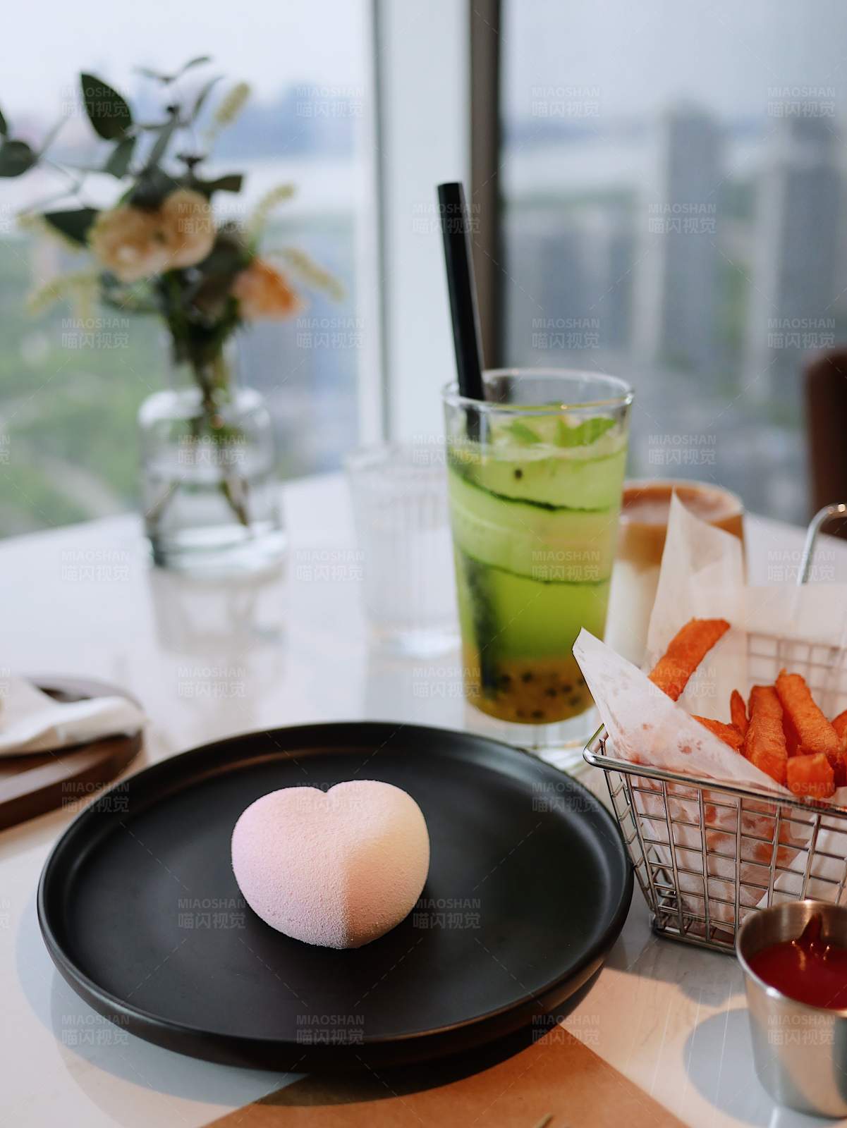 午后茶点与城市风景图片