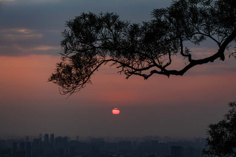 夕阳下的城市剪影图片