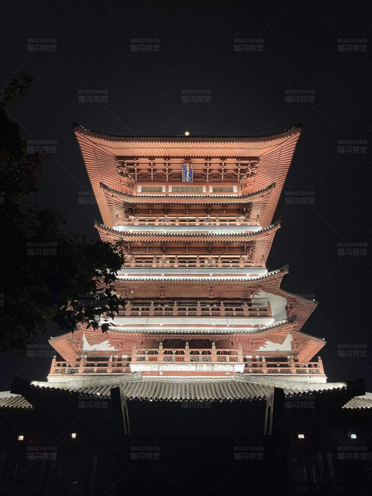 夜幕下的古塔图片