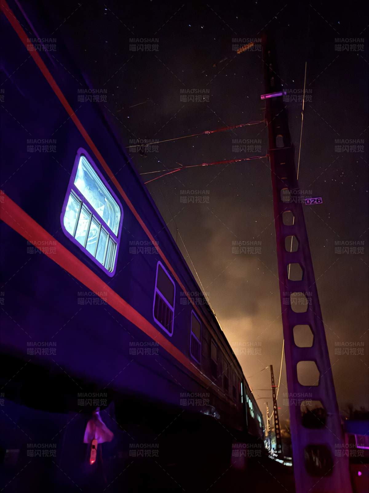 夜空下的火车和桥梁图片