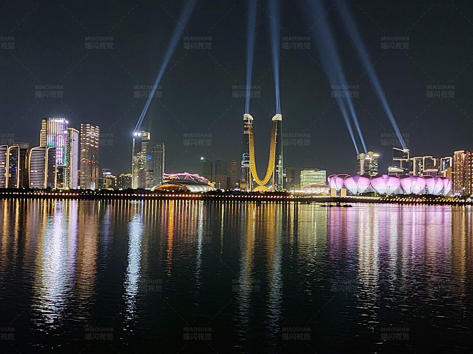 夜幕下的杭州城市灯光秀图片