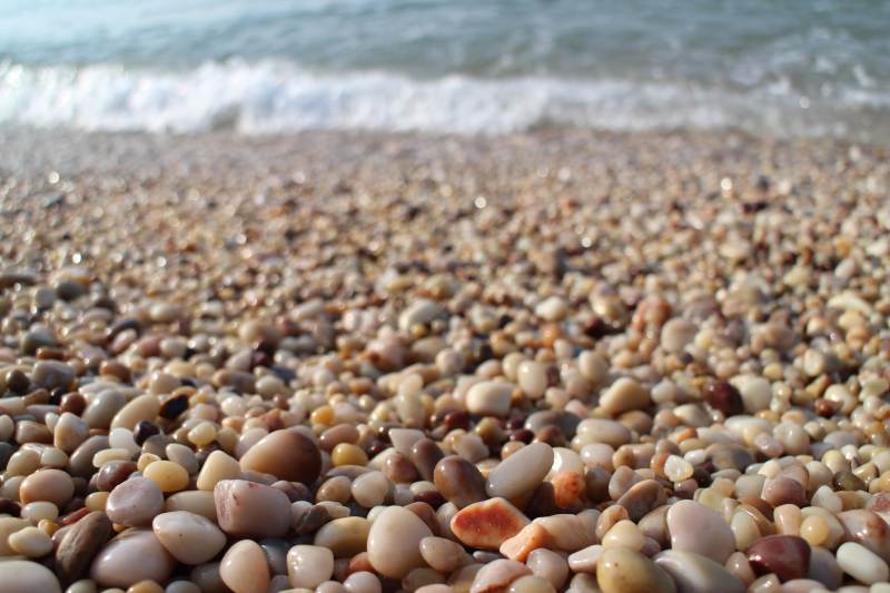 海滩上的鹅卵石图片