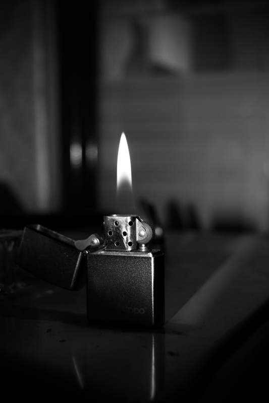 点燃希望的火光图片