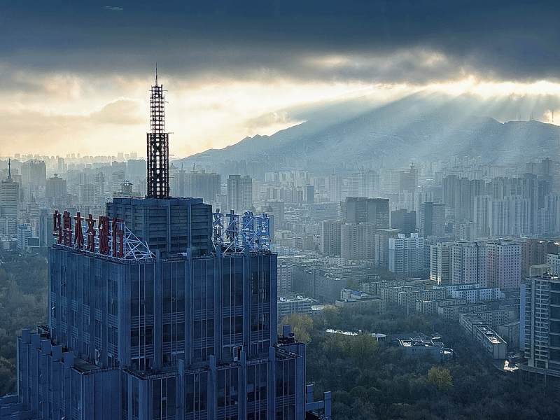 城市天际线与自然景观的融合图片