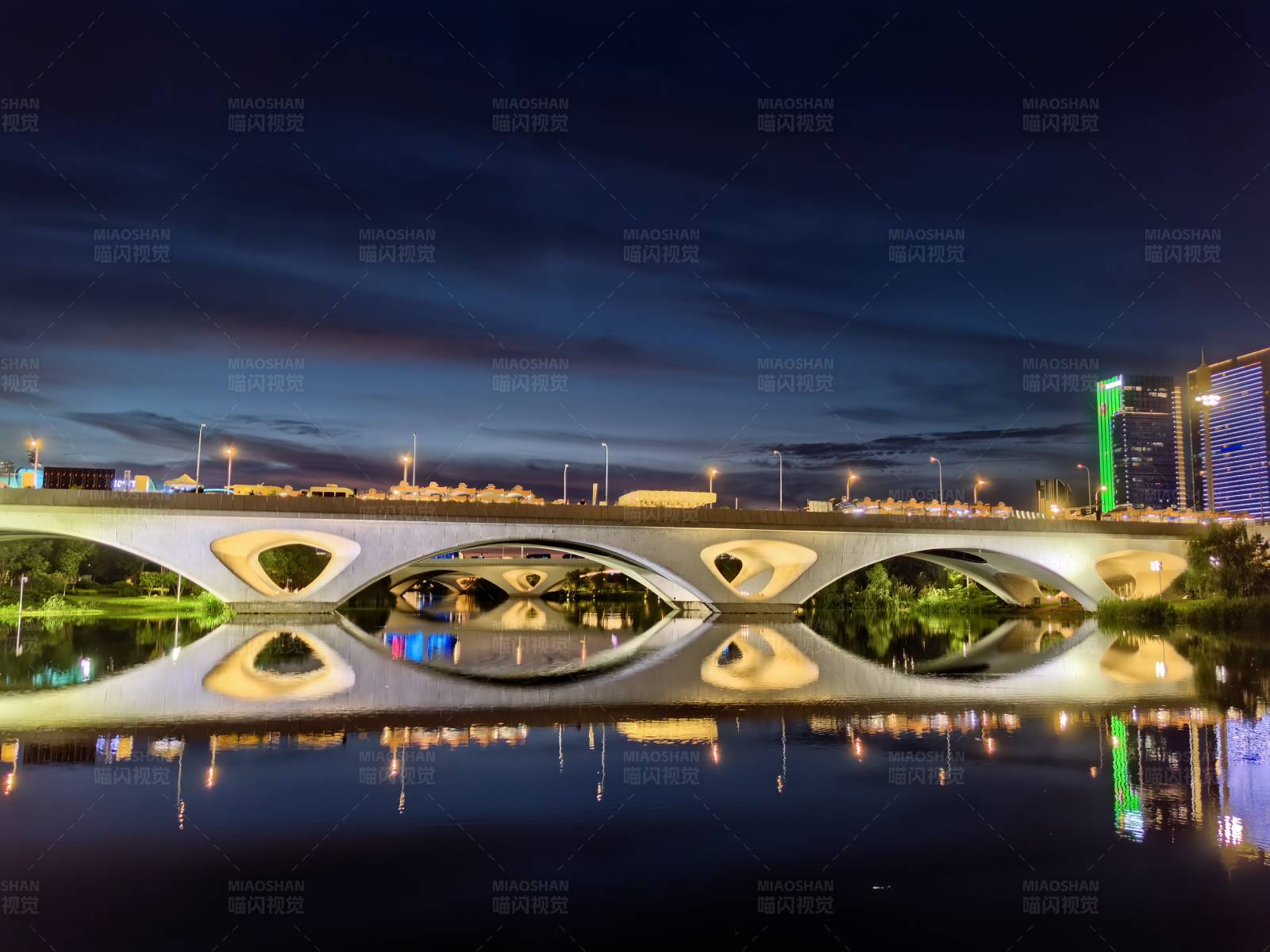 夜色下的现代桥梁图片