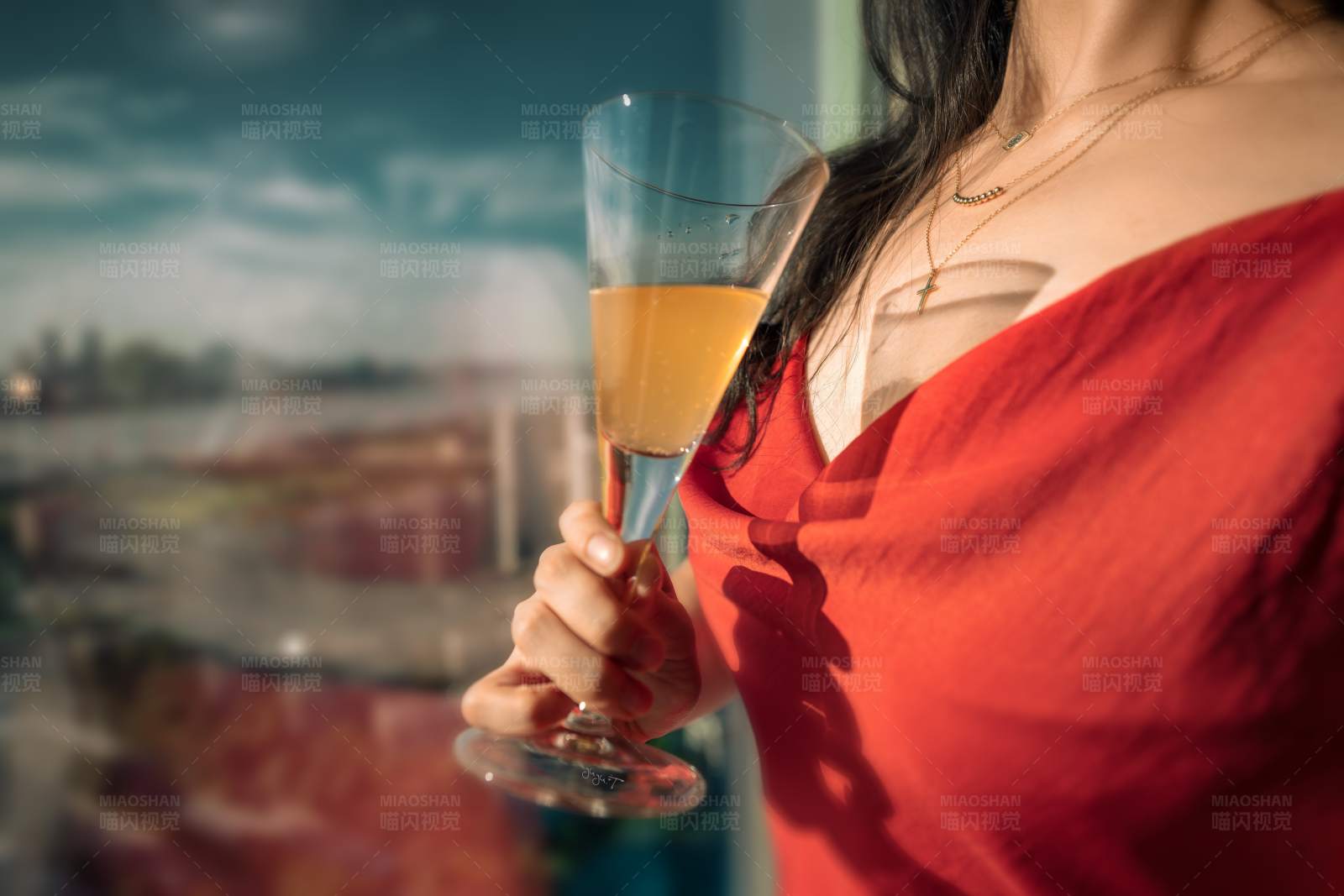 红酒与红裙 优雅的瞬间图片