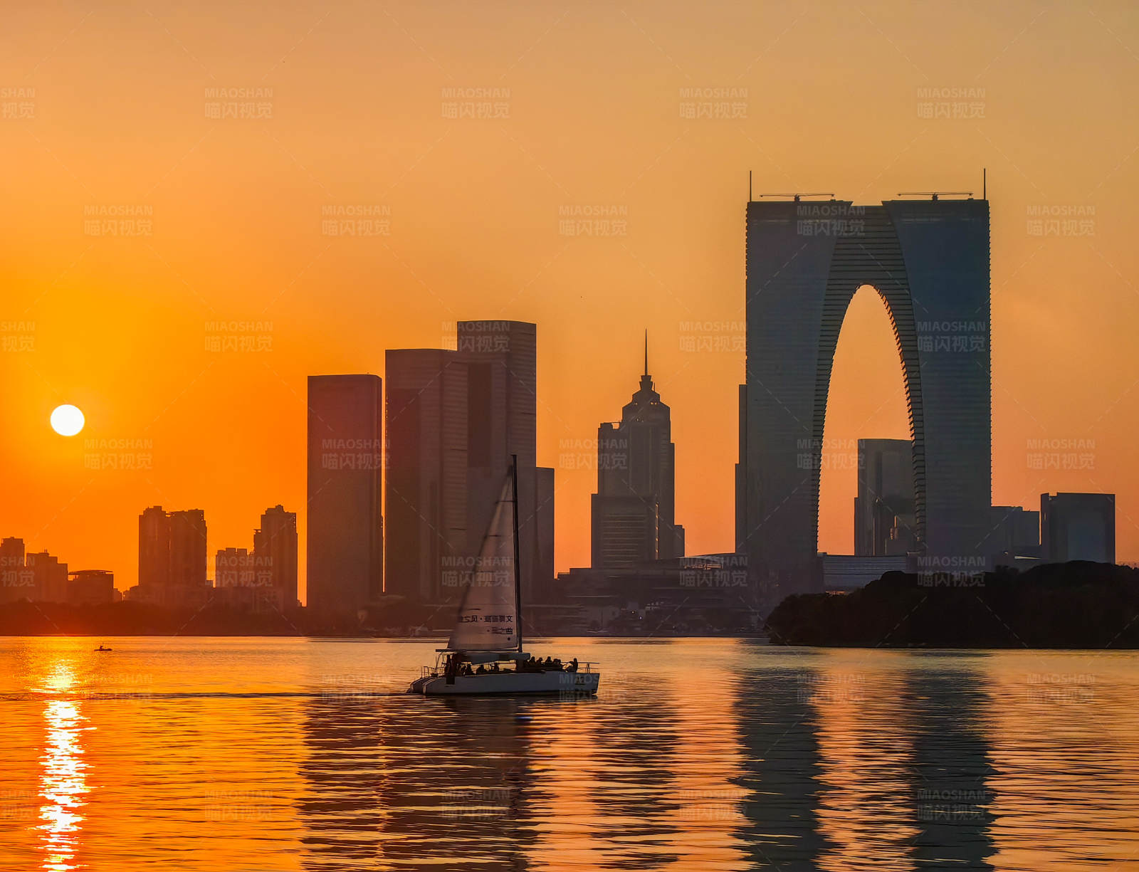 苏州夕阳下的城市帆船之旅图片