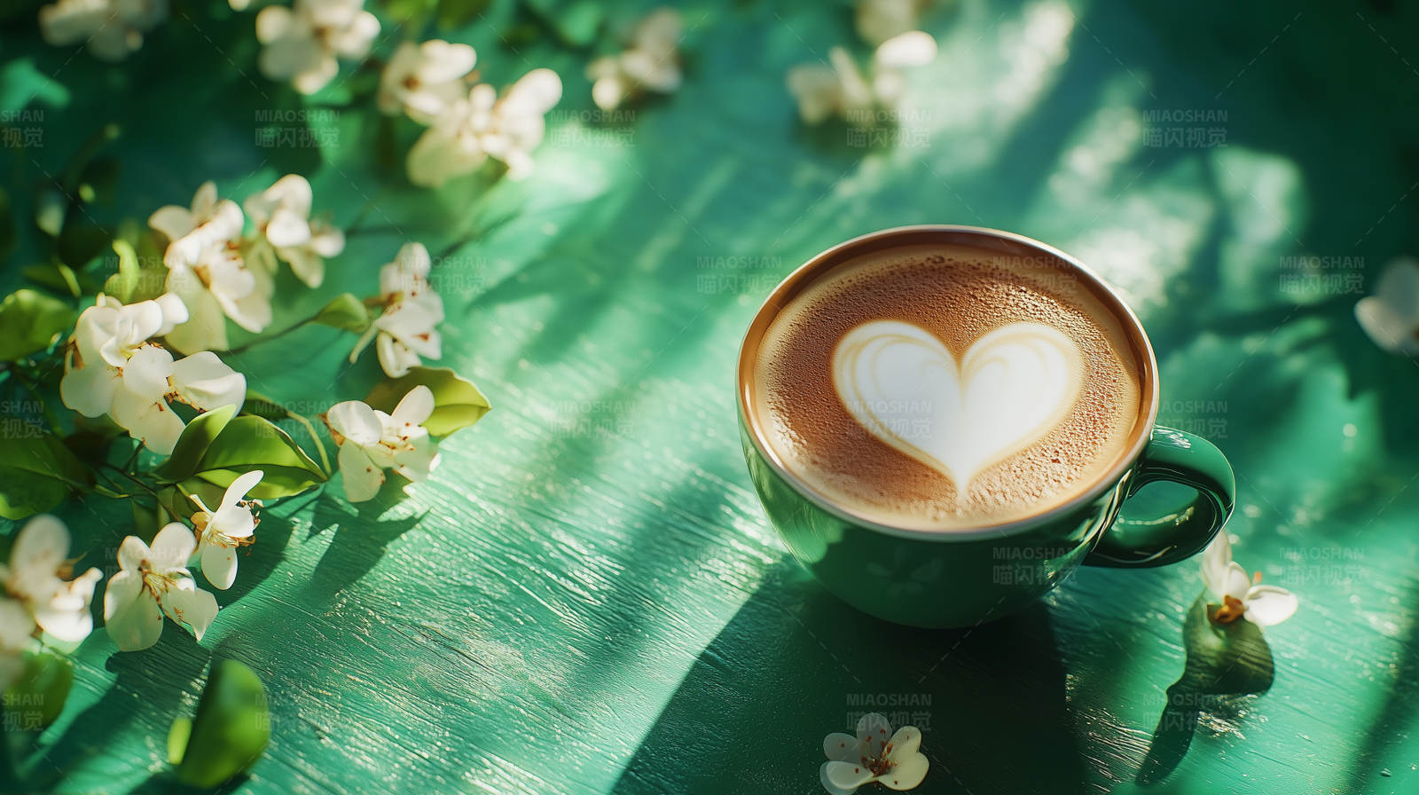 春日咖啡与花朵的浪漫邂逅图片