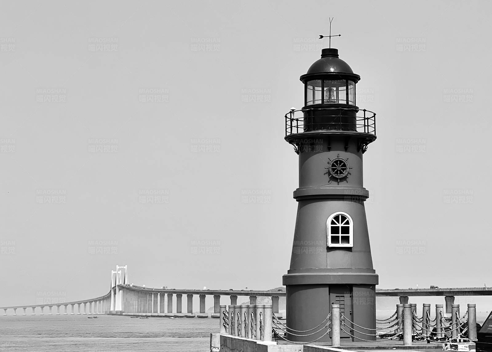 灯塔与桥梁的黑白世界图片