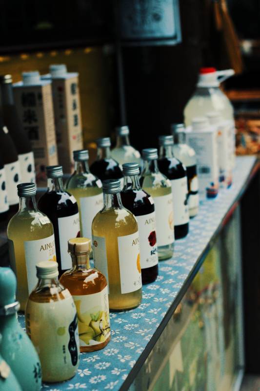 琳琅满目的饮品展示图片