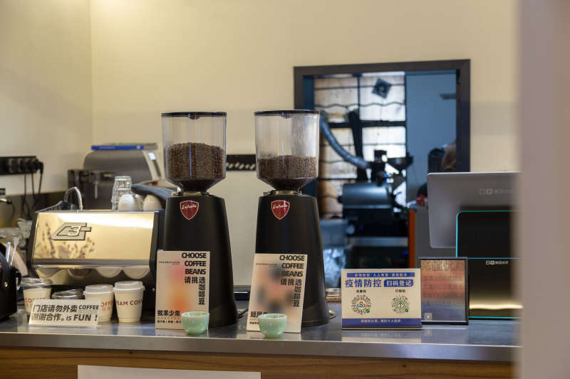 咖啡店的磨豆机和宣传册图片